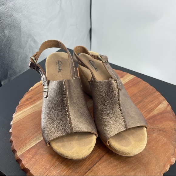 Clark’s Bronze Metallic Leather Cork Wedge Heel Sandals Buckle slingback Sz 8.5 - Picture 2 of 9